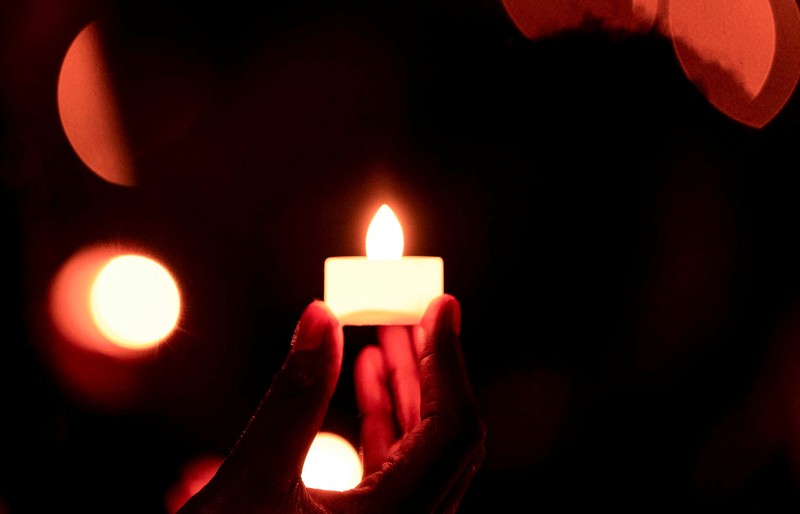 Peserta mengadakan nyala lilin malam dalam acara peringatan, yang dikenal sebagai Peserta mengadakan nyala lilin malam dalam acara peringatan, yang dikenal sebagai
