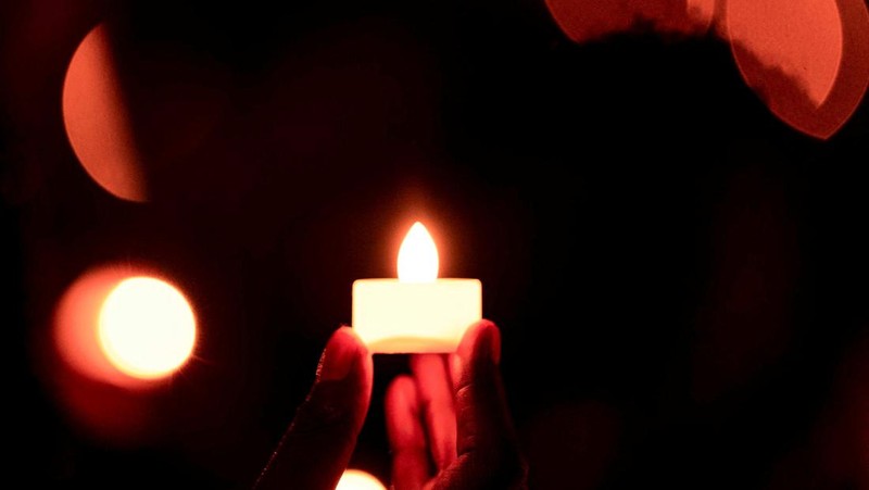 Peserta mengadakan nyala lilin malam dalam acara peringatan, yang dikenal sebagai 
