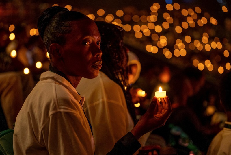 Peserta mengadakan nyala lilin malam dalam acara peringatan, yang dikenal sebagai Peserta mengadakan nyala lilin malam dalam acara peringatan, yang dikenal sebagai