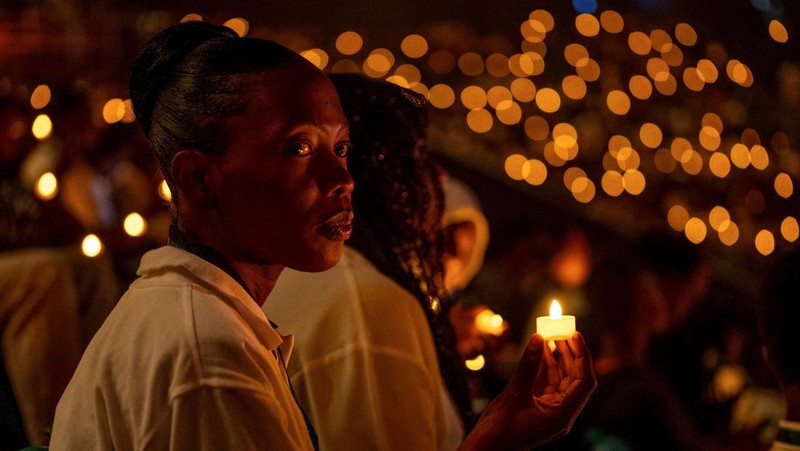 Peserta mengadakan nyala lilin malam dalam acara peringatan, yang dikenal sebagai 