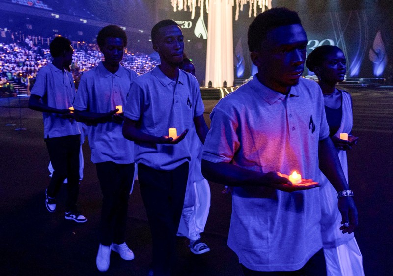 Peserta mengadakan nyala lilin malam dalam acara peringatan, yang dikenal sebagai Peserta mengadakan nyala lilin malam dalam acara peringatan, yang dikenal sebagai