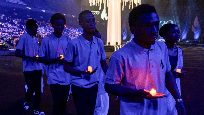 Peserta mengadakan nyala lilin malam dalam acara peringatan, yang dikenal sebagai 