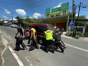 Polisi dan Warga Bantu Kompak Dorong Mobil Mogok di Kota Batu