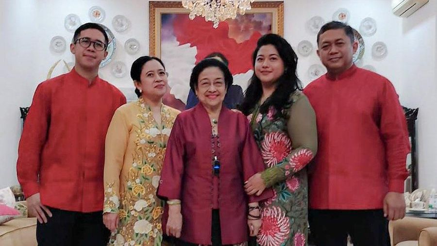 Puan Maharani berfoto bersama keluarga dan Megawati merayakan Lebaran 2024. (Instagram @puanmaharaniri)