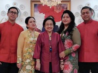 Rayakan Lebaran Dengan Megawati, Puan Kenakan Kebaya Encim Betawi