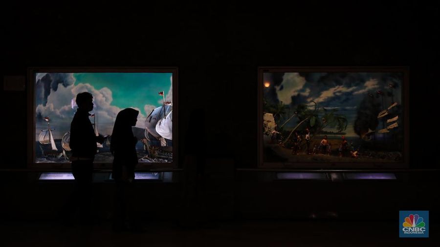 Sejumlah pengunjung berwisata di Kawasan Monumen Nasional (Monas), Jakarta, Jumat (12/4/2024). (CNBC Indonesia/Faisal Rahman)