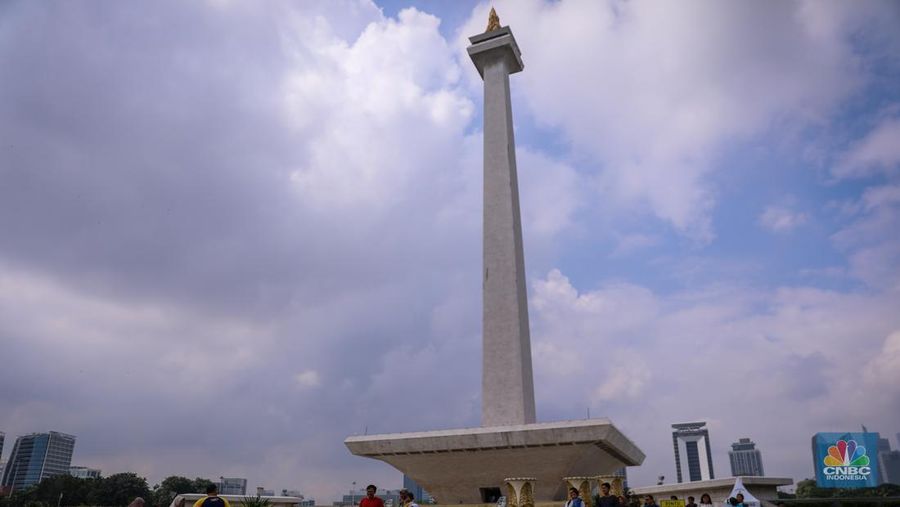 Sejumlah pengunjung berwisata di Kawasan Monumen Nasional (Monas), Jakarta, Jumat (12/4/2024). (CNBC Indonesia/Faisal Rahman)
