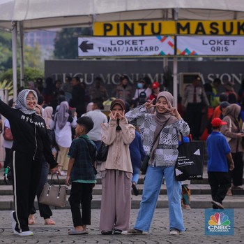 Penampakan Warga Jakarta Menikmati Libur Cuti Bersama Lebaran di Monas