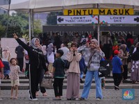 Penampakan Warga Jakarta Menikmati Libur Cuti Bersama Lebaran di Monas