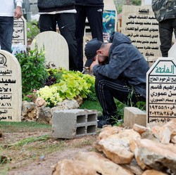 Potret Haru Warga Palestina Berziarah ke Makam Keluarga
