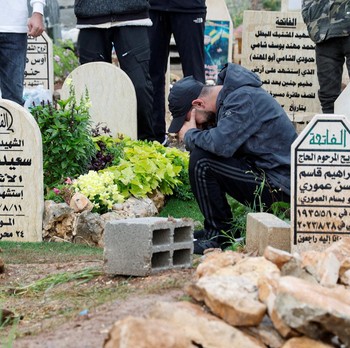 Potret Haru Warga Palestina Berziarah ke Makam Keluarga