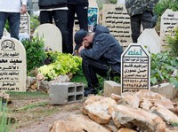 Potret Haru Warga Palestina Berziarah ke Makam Keluarga
