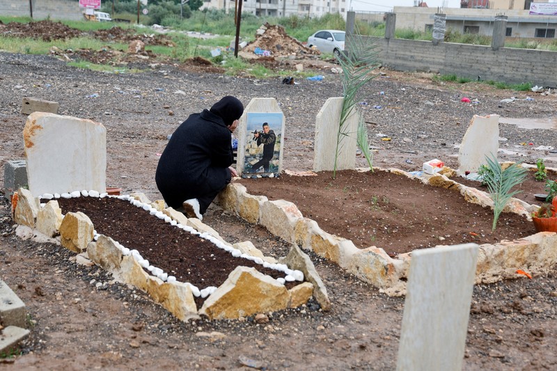 Warga Palestina mengunjungi makam kerabat mereka yang dibunuh oleh Israel, pada hari pertama Idul Fitri, yang menandai berakhirnya bulan puasa Ramadhan, di kamp Jenin di Tepi Barat yang diduduki Israel, 10 April. 2024. Warga Palestina mengunjungi makam kerabat mereka yang dibunuh oleh Israel, pada hari pertama Idul Fitri, yang menandai berakhirnya bulan puasa Ramadhan, di kamp Jenin di Tepi Barat yang diduduki Israel, 10 April. 2024. (REUTERS/Raneen Sawafta)