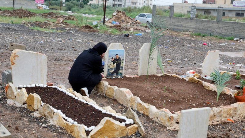 Warga Palestina mengunjungi makam kerabat mereka yang dibunuh oleh Israel, pada hari pertama Idul Fitri, yang menandai berakhirnya bulan puasa Ramadhan, di kamp Jenin di Tepi Barat yang diduduki Israel, 10 April. 2024. (REUTERS/Raneen Sawafta)