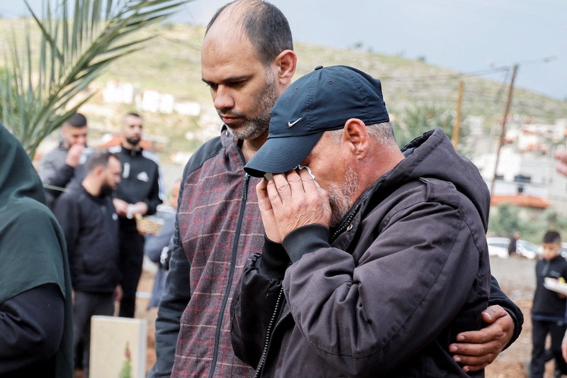 Warga Palestina mengunjungi makam kerabat mereka yang dibunuh oleh Israel, pada hari pertama Idul Fitri, yang menandai berakhirnya bulan puasa Ramadhan, di kamp Jenin di Tepi Barat yang diduduki Israel, 10 April. 2024. Warga Palestina mengunjungi makam kerabat mereka yang dibunuh oleh Israel, pada hari pertama Idul Fitri, yang menandai berakhirnya bulan puasa Ramadhan, di kamp Jenin di Tepi Barat yang diduduki Israel, 10 April. 2024. (REUTERS/Raneen Sawafta)