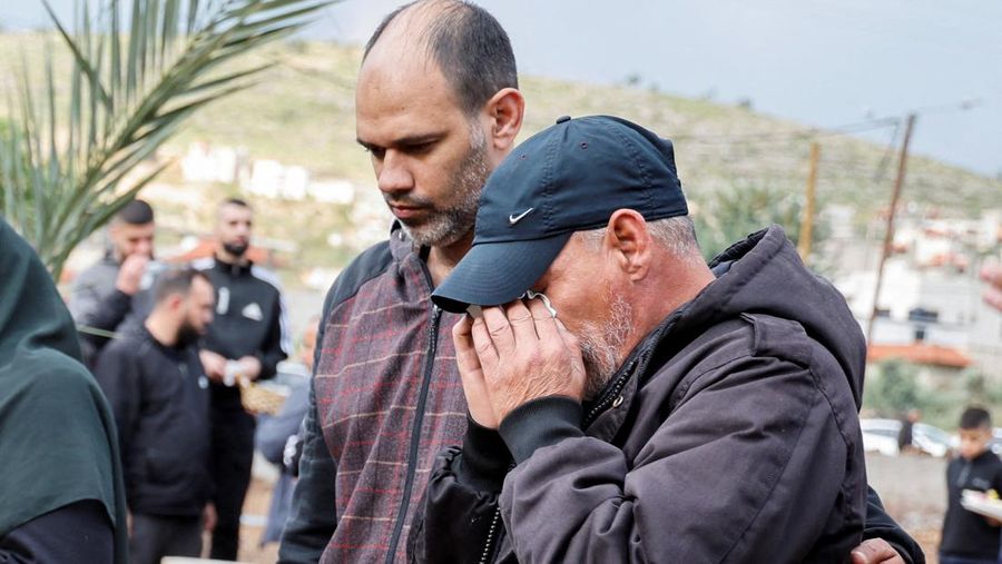 Warga Palestina mengunjungi makam kerabat mereka yang dibunuh oleh Israel, pada hari pertama Idul Fitri, yang menandai berakhirnya bulan puasa Ramadhan, di kamp Jenin di Tepi Barat yang diduduki Israel, 10 April. 2024. (REUTERS/Raneen Sawafta)