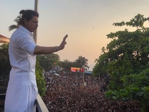 Shah Rukh Khan dan Anak Sapa Jutaan Fans dari Balkon di Momen Lebaran