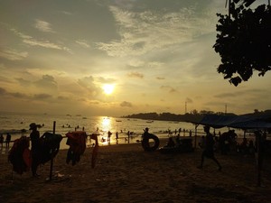 Lalin Sekitar Pantai Carita Macet Imbas Kunjungan Ribuan Wisatawan