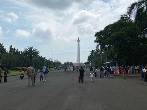 H+2 Lebaran, Wisatawan Ramai Kunjungi Monas