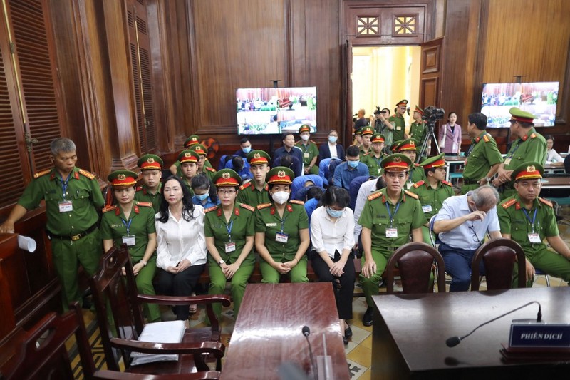 Taipan properti Vietnam Truong My Lan tiba di pengadilan di kota Ho Chi Minh pada 5 Maret 2024. Seorang taipan properti terkemuka Vietnam diadili pada 5 Maret 2024 bersama puluhan orang lainnya, dengan tuduhan menggelapkan $12,5 miliar di perusahaan terbesar yang pernah ada di negara itu kasus penipuan. (Photo by -STR / AFP)