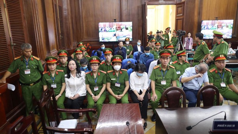 Taipan properti Vietnam Truong My Lan tiba di pengadilan di kota Ho Chi Minh pada 5 Maret 2024. Seorang taipan properti terkemuka Vietnam diadili pada 5 Maret 2024 bersama puluhan orang lainnya, dengan tuduhan menggelapkan $12,5 miliar di perusahaan terbesar yang pernah ada di negara itu kasus penipuan. (Photo by -STR / AFP)