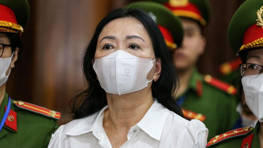 Taipan properti Vietnam Truong My Lan tiba di pengadilan di kota Ho Chi Minh pada 5 Maret 2024. Seorang taipan properti terkemuka Vietnam diadili pada 5 Maret 2024 bersama puluhan orang lainnya, dengan tuduhan menggelapkan $12,5 miliar di perusahaan terbesar yang pernah ada di negara itu kasus penipuan. (Photo by -STR / AFP)