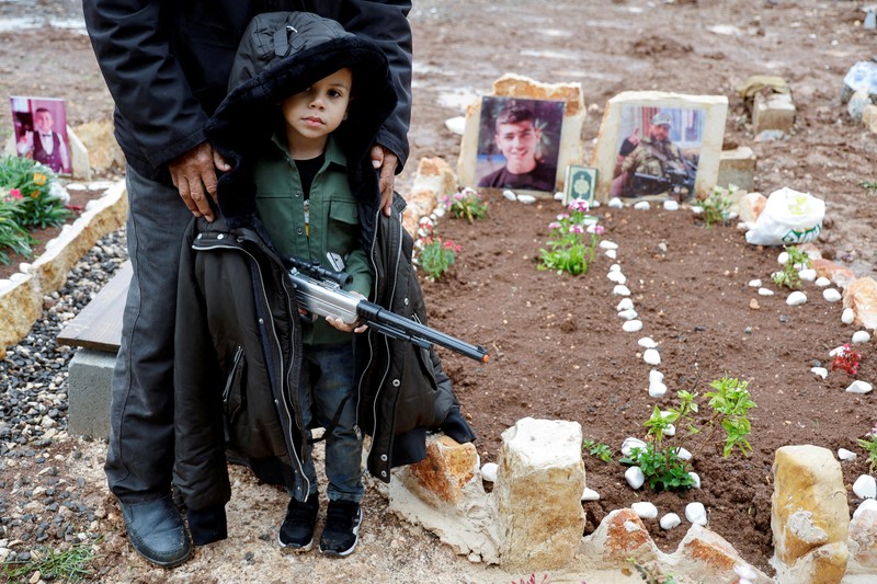 Warga Palestina mengunjungi makam kerabat mereka yang dibunuh oleh Israel, pada hari pertama Idul Fitri, yang menandai berakhirnya bulan puasa Ramadhan, di kamp Jenin di Tepi Barat yang diduduki Israel, 10 April. 2024. (REUTERS/Raneen Sawafta)