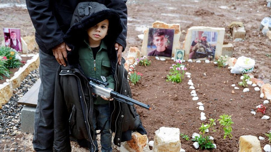 Warga Palestina mengunjungi makam kerabat mereka yang dibunuh oleh Israel, pada hari pertama Idul Fitri, yang menandai berakhirnya bulan puasa Ramadhan, di kamp Jenin di Tepi Barat yang diduduki Israel, 10 April. 2024. (REUTERS/Raneen Sawafta)