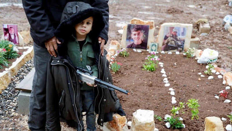 Warga Palestina mengunjungi makam kerabat mereka yang dibunuh oleh Israel, pada hari pertama Idul Fitri, yang menandai berakhirnya bulan puasa Ramadhan, di kamp Jenin di Tepi Barat yang diduduki Israel, 10 April. 2024. (REUTERS/Raneen Sawafta)