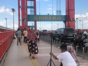 Hiruk Pikuk Wisatawan di Jembatan Ampera Palembang