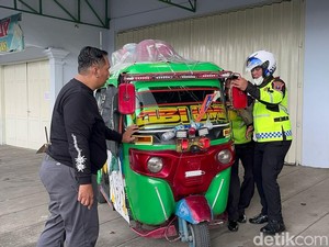 Keluarga Pemudik Asal Jakarta Telantar di Mojokerto gegara Mesin Bajaj Jebol