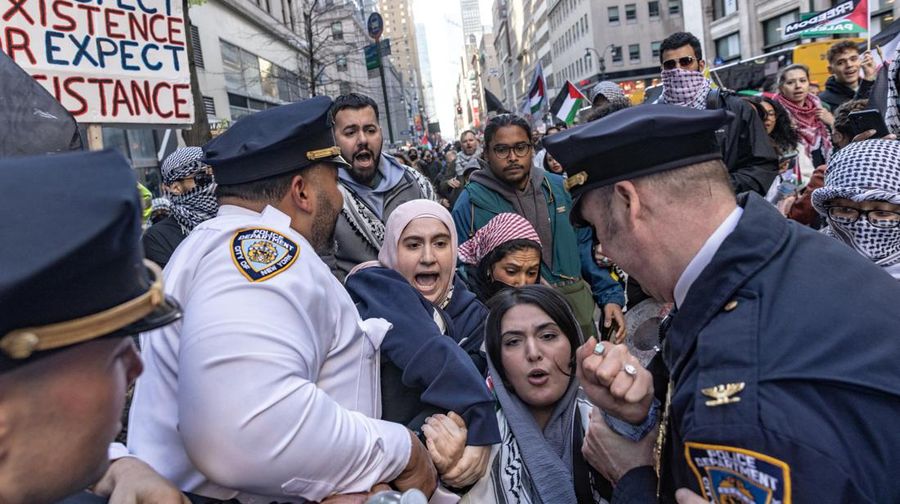 Demonstrators attend a protest demanding a ceasefire and the end of Israeli attacks on Gaza, during the ongoing conflict between Israel and the Palestinian Islamist group Hamas, in New York City, U.S., April 12, 2024. REUTERS/Jeenah Moon