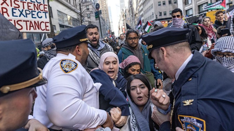 Demonstrators attend a protest demanding a ceasefire and the end of Israeli attacks on Gaza, during the ongoing conflict between Israel and the Palestinian Islamist group Hamas, in New York City, U.S., April 12, 2024. REUTERS/Jeenah Moon