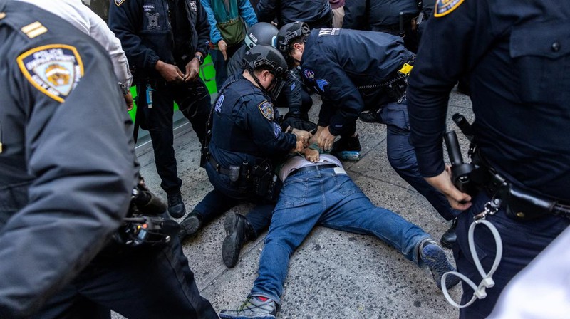 Demonstrators attend a protest demanding a ceasefire and the end of Israeli attacks on Gaza, during the ongoing conflict between Israel and the Palestinian Islamist group Hamas, in New York City, U.S., April 12, 2024. REUTERS/Jeenah Moon