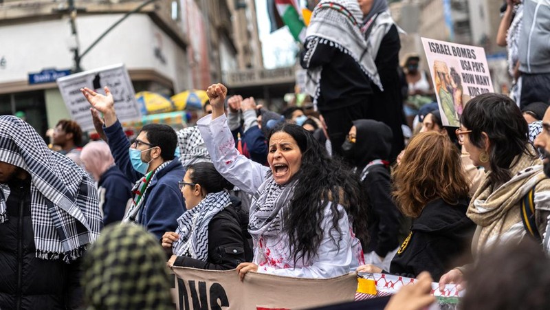 Demonstrators attend a protest demanding a ceasefire and the end of Israeli attacks on Gaza, during the ongoing conflict between Israel and the Palestinian Islamist group Hamas, in New York City, U.S., April 12, 2024. REUTERS/Jeenah Moon