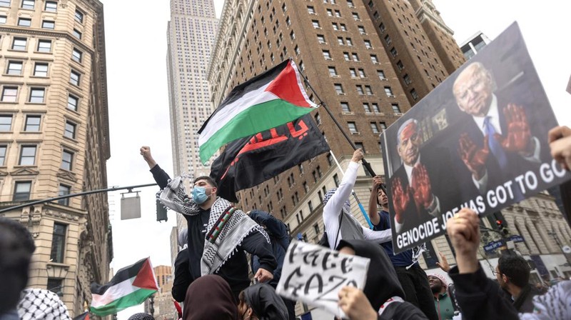 Demonstrators attend a protest demanding a ceasefire and the end of Israeli attacks on Gaza, during the ongoing conflict between Israel and the Palestinian Islamist group Hamas, in New York City, U.S., April 12, 2024. REUTERS/Jeenah Moon