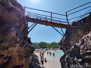 Melihat Lokasi Jatuhnya Wisatawan di Jembatan Pantai Siung Gunungkidul