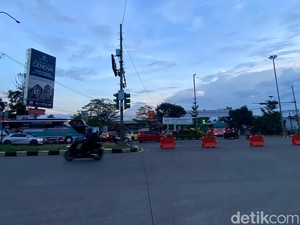 Akses ke Masjid Al Jabbar Padat, Warga: Kapan KM 149 Dibuka?