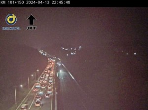 Lalin Sejumlah Titik Tol Cipularang Arah Jakarta Padat Merayap Malam Ini