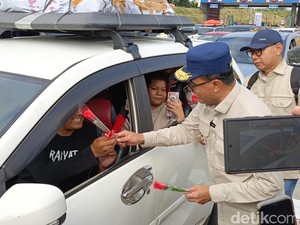 One Way Tol Kalikangkung ke Cipali Arus Balik Dimulai, Pemudik Diberi Bunga