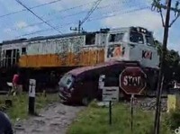 Viral! Detik-Detik Mobil Carry Pemudik Diseruduk Kereta Api