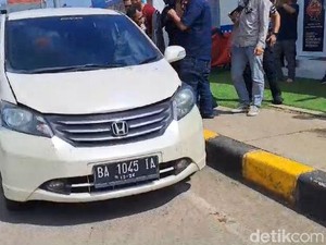 Freed Ugal-ugalan Tabrak Mobil hingga Palang GT Parungkuda