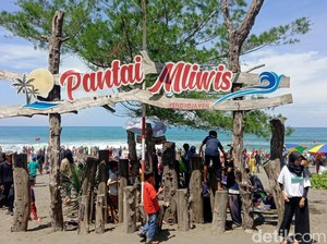 Ramainya Pantai Mliwis Kebumen, Hari Ini Didatangi 10 Ribu Turis