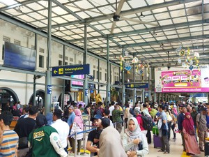 H+3 Lebaran, Pintu Keberangkatan Stasiun Pasar Senen Masih Ramai Pemudik