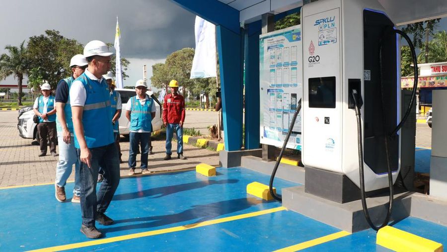 General Manager PLN Unit Induk Distribusi Banten Abdul Mukhlis mengecek kesiapan SPKLU di rest area tol Jakarta - Merak KM 68 untuk menghadapi arus balik mudik libur Idul Fitri 1445 Hijriah.