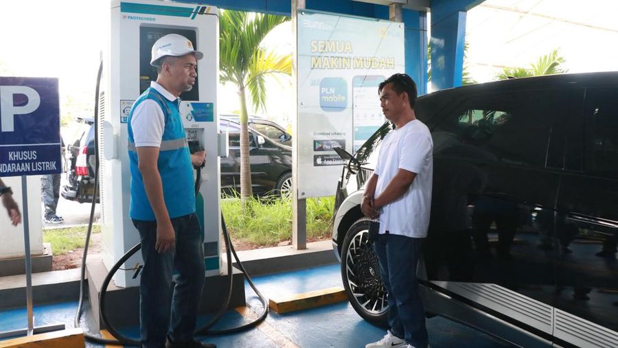 General Manager PLN Unit Induk Distribusi Banten Abdul Mukhlis (kiri) membantu salah seorang pemudik pengguna mobil listrik Andi Yani (kanan) saat melakukan pengisian daya di SPKLU rest area Pelabuhan Merak. Dok PLN