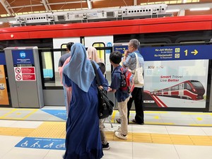 Cerita Restia Ajak Orang Tua Naik LRT-Makan di Mall saat Libur Lebaran