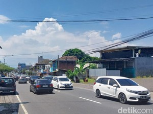 Arus Lalin Simpang Karanglo ke Kota Batu Terpantau Padat di H+3 Lebaran
