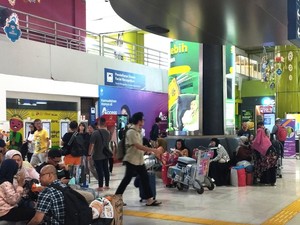 Pintu Kedatangan Stasiun Gambir Mulai Ramai Pemudik Jelang Puncak Arus Balik