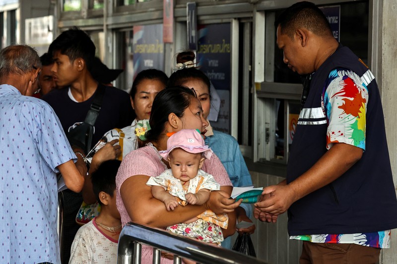 Military personnel stand guard as hundreds of refugees crossed over the river frontier between Myanmar and Thailand on Friday following the fall of a strategic border town to rebels fighting Myanmar's military junta, in Mae Sot, Tak province, Thailand, April 13, 2024. REUTERS/Athit Perawongmetha